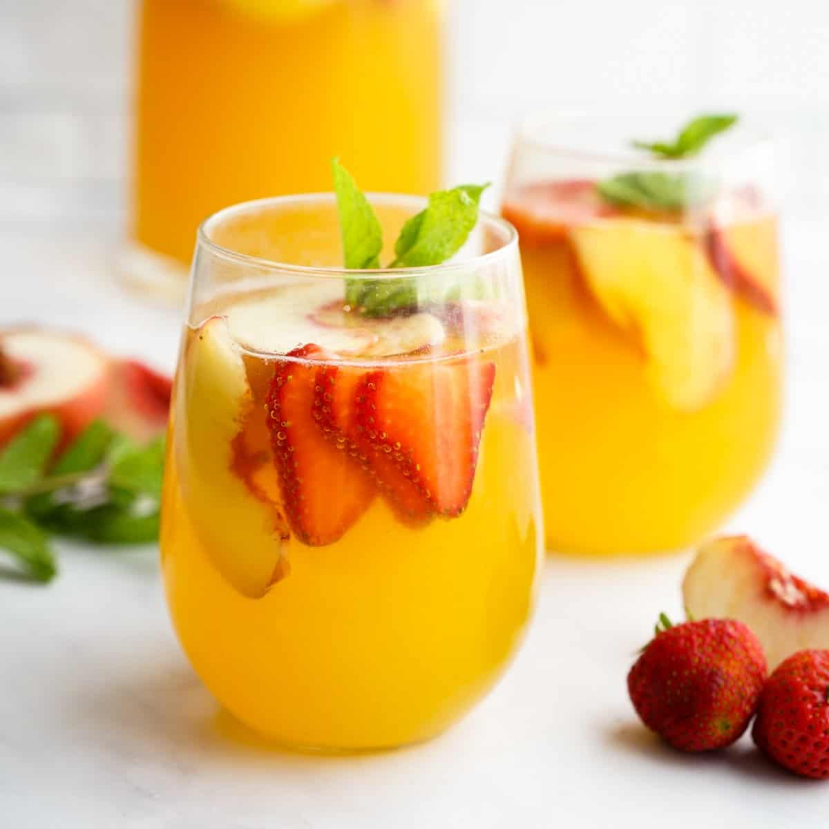 White Wine and Peach Sangria - gmedia
