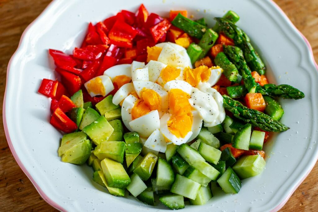 Detox Rainbow Salad With Eggs Avocado - gmedia
